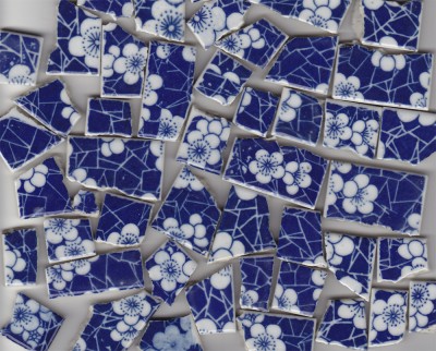 Bruchmosaik mit Muster in Blau-Wei�, 300 g.- ca. 30-35 St.