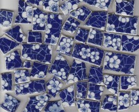 Bruchmosaik mit Muster in Blau-Wei�, 300 g.- ca. 30-35 St.