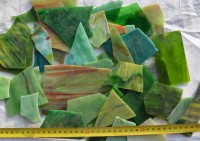 Tiffany-Glas Bruchmosaik unbearbeitet Gr�nmix 1kg-ca 20-50 St.