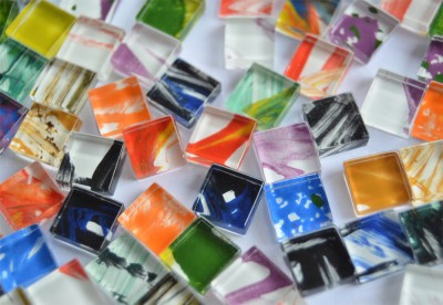 Mosaiksteine (Soft-Glas) mit Muster bunt 1x1cm 100 g. , ca. 110 St.