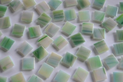 Mosaiksteine schimmernd grün marmoriet 1,5cm 100 St.- ca.145g