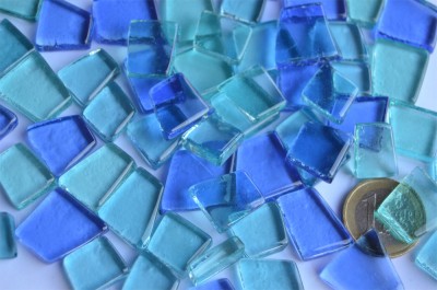 Glas Mosaiksteine unregelm. transparent Blaumix 100g ca. 40 St. Glas Mosaiksteine unregelm. transparent Blaumix 100g ca. 40 St.
