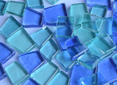 Glas Mosaiksteine unregelm. transparent Blaumix 100g ca. 40 St. Glas Mosaiksteine unregelm. transparent Blaumix 100g ca. 40 St.