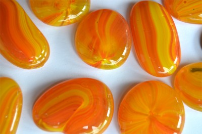Deko Glas Pebbles gelb-orange gemustert 4-5 cm 4 St.- ca. 70g