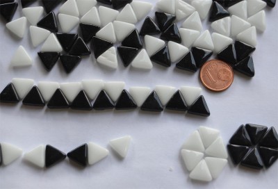 Mosaiksteine dreieckig Seitenlänge 1cm Mix-sch.weiß 30g ca.55 St Mosaiksteine dreieckig Seitenlänge 1cm Mix-sch.weiß 30g ca.55 St