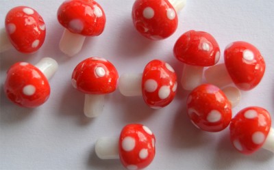 Schmuck Mosaik lampwork Fliegenpilz klein 10-13mm, 1 St. ca. 1g.