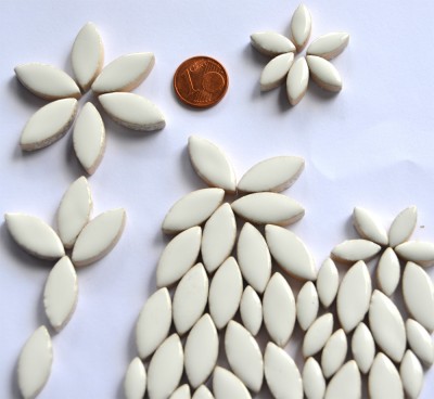 Mosaiksteine Blattform aus Keramik 2 Größen weiß 36 St.- ca.32g Mosaiksteine Blattform aus Keramik 2 Größen weiß 36 St.- ca.32g