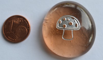 Glasnuggets eingravierter Fliegenpilz 25-30mm 1Stück ca.10g