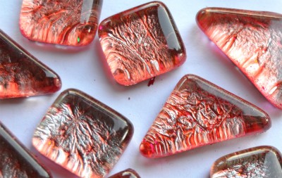 Soft- Glas Mosaiksteine unregelm. Blattstruktur rot 100g ca70St. Soft- Glas Mosaiksteine unregelm. Blattstruktur rot 100g ca70St.