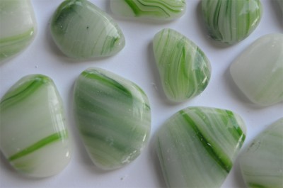 Glas Mosaiksteine unreg. marmoriert grün frostsicher 300g ca50St