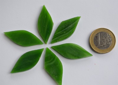 Tiffany Glas Blattform grün a 4x1,5cm 6 St.- ca. 12g. Tiffany Glas Blattform grün a 4x1,5cm 6 St.- ca. 12g.