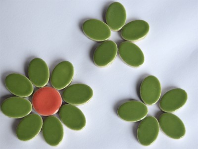 Keramik Mosaikteine Set: 10 oval grün und 10 rund bunt ca. 35g