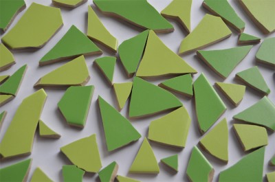 Bruchmosaik Grünmix ca. 1-6cm frostsicher 6,5mm stark 500g ca40 St. Bruchmosaik Grünmix ca. 1-6cm frostsicher 6,5mm stark 500g ca40 St.