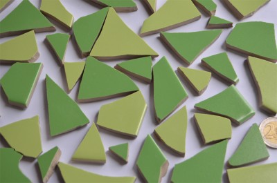 Bruchmosaik Grünmix ca. 1-6cm frostsicher 6,5mm stark 500g ca40 St. Bruchmosaik Grünmix ca. 1-6cm frostsicher 6,5mm stark 500g ca40 St.