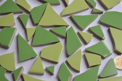 Bruchmosaik Grünmix ca. 1-6cm frostsicher 6,5mm stark 500g ca40 St. Bruchmosaik Grünmix ca. 1-6cm frostsicher 6,5mm stark 500g ca40 St.