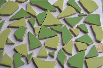 Bruchmosaik Grünmix ca. 1-6cm frostsicher 6,5mm stark 500g ca40 St. Bruchmosaik Grünmix ca. 1-6cm frostsicher 6,5mm stark 500g ca40 St.