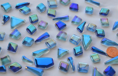 Glas Mosaiksteine unregelm. irisierend Blaumix 100g, ca. 50 St. Glas Mosaiksteine unregelm. irisierend Blaumix 100g, ca. 50 St.