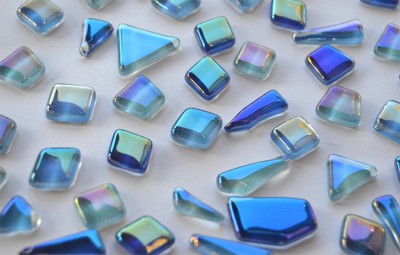 Glas Mosaiksteine unregelm. irisierend Blaumix 100g, ca. 50 St. Glas Mosaiksteine unregelm. irisierend Blaumix 100g, ca. 50 St.