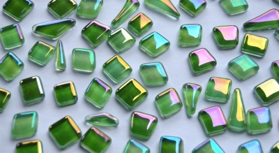 Glas Mosaiksteine unregelm. irisierend Grünmix 100g, ca. 50 St. Glas Mosaiksteine unregelm. irisierend Grünmix 100g, ca. 50 St.