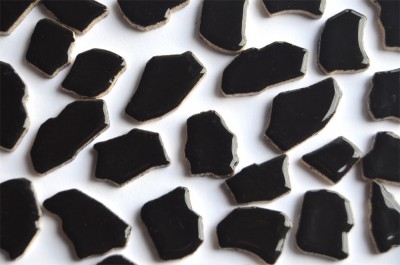 Bruchmosaik 1-3cm frostsicher Keramik schwarz 100g ca. 45 St. Bruchmosaik 1-3cm frostsicher Keramik schwarz 100g ca. 45 St.