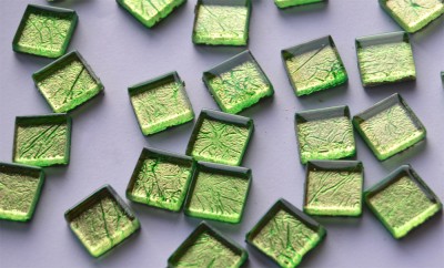 Glas Mosaiksteine mit Blattstruktur Muster grün, 15x15mm 30 St.- ca.58g Glas Mosaiksteine mit Blattstruktur Muster grün, 15x15mm 30 St.- ca.58g