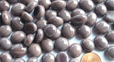 Glasnuggets 10-12mm lila opak, NICHT transp. 70g ca. 50 St. Glasnuggets 10-12mm lila opak, NICHT transp. 70g ca. 50 St.