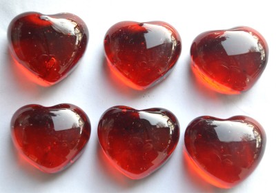 Glasnuggets Herzen rot ca. 2 bis 2,5cm groß, 4 Stück ca. 35g.