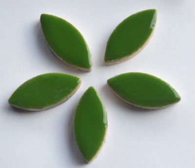 Mosaiksteine Blattform ca. 2,5cm lang Keramik grün 5 St.- ca. 9g Mosaiksteine Blattform ca. 2,5cm lang Keramik grün 5 St.- ca. 9g