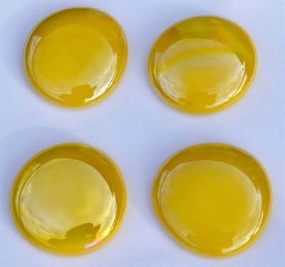 Glasnuggets XL 32-37mm gelb opak hochglänzend/irisierend 4 St.ca.70g. Glasnuggets XL 32-37mm gelb opak hochglänzend/irisierend 4 St.ca.70g.