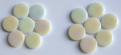 Glas Mosaiksteine rund 17-18mm weiß irisierend Stärke 4mm, 14 St.- 30g.