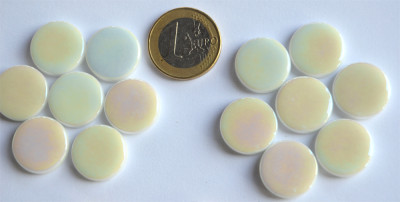 Glas Mosaiksteine rund 17-18mm weiß irisierend Stärke 4mm, 14 St.- 30g.