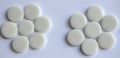 Glas Mosaiksteine rund 17-18mm weiß Stärke 4mm 14 St.- 30g. Glas Mosaiksteine rund 17-18mm weiß Stärke 4mm 14 St.- 30g.