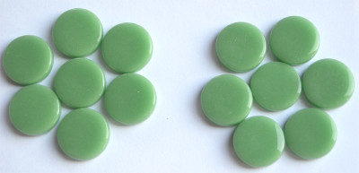 Glas Mosaiksteine rund 17-18mm grün2 Stärke 4mm, 14 St.- 30g. Glas Mosaiksteine rund 17-18mm grün2 Stärke 4mm, 14 St.- 30g.