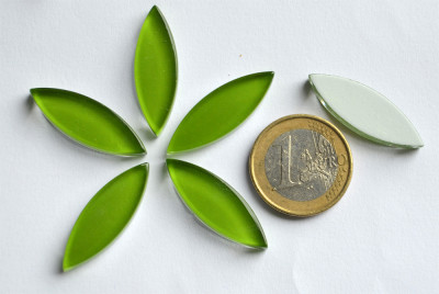 Glas Mosaiksteine Blattform ca. 3cm lang, grün 5 St.- ca. 9g. Glas Mosaiksteine Blattform ca. 3cm lang, grün 5 St.- ca. 9g.