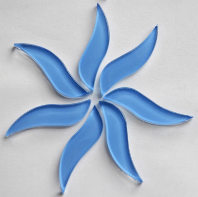 Glas Mosaiksteine wellenförmig ca. 4,5 cm lang, blau 7 St.- ca. 25g. Glas Mosaiksteine wellenförmig ca. 4,5 cm lang, blau 7 St.- ca. 25g.