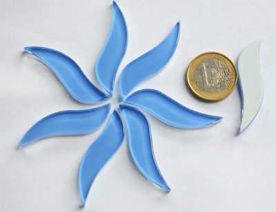 Glas Mosaiksteine wellenförmig ca. 4,5 cm lang, blau 7 St.- ca. 25g. Glas Mosaiksteine wellenförmig ca. 4,5 cm lang, blau 7 St.- ca. 25g.