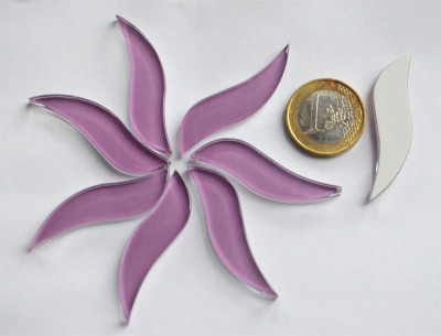 Glas Mosaiksteine wellenförmig ca. 4,5 cm lang, lila 7 St.- ca. 25g. Glas Mosaiksteine wellenförmig ca. 4,5 cm lang, lila 7 St.- ca. 25g.