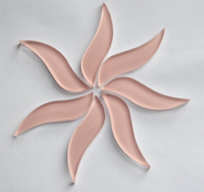 Glas Mosaiksteine wellenförmig ca. 4,5 cm lang, rosa 7 St.- ca. 25g. Glas Mosaiksteine wellenförmig ca. 4,5 cm lang, rosa 7 St.- ca. 25g.