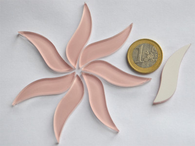 Glas Mosaiksteine wellenförmig ca. 4,5 cm lang, rosa 7 St.- ca. 25g. Glas Mosaiksteine wellenförmig ca. 4,5 cm lang, rosa 7 St.- ca. 25g.