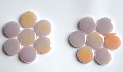 Glas Mosaiksteine rund 17-18mm rosa irisierend Stärke 4mm, 14 St.- 30g. Glas Mosaiksteine rund 17-18mm rosa irisierend Stärke 4mm, 14 St.- 30g.