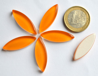Glas Mosaiksteine Blattform ca. 3cm lang, orange 5 St.- ca. 9g. Glas Mosaiksteine Blattform ca. 3cm lang, orange 5 St.- ca. 9g.