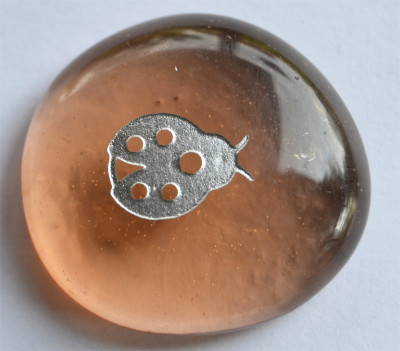 Glasnuggets eingravierter Marienkäfer 25-30mm 1Stück ca.10g