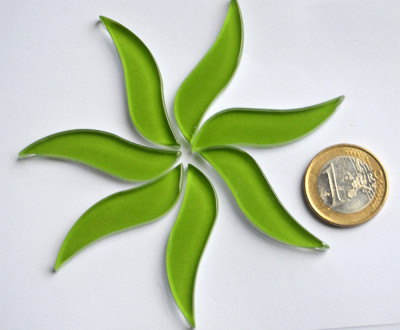 Glas Mosaiksteine wellenförmig ca. 4,5 cm lang, grün 7 St.- ca. 25g. Glas Mosaiksteine wellenförmig ca. 4,5 cm lang, grün 7 St.- ca. 25g.