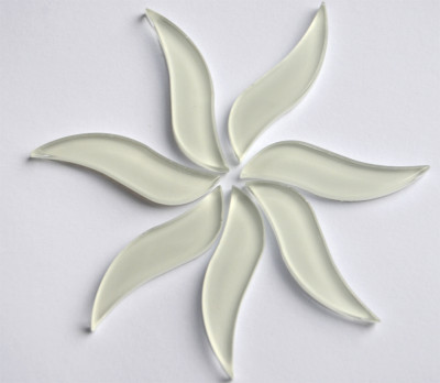 Glas Mosaiksteine wellenförmig ca. 4,5 cm lang, weiß 7 St.- ca. 25g. Glas Mosaiksteine wellenförmig ca. 4,5 cm lang, weiß 7 St.- ca. 25g.