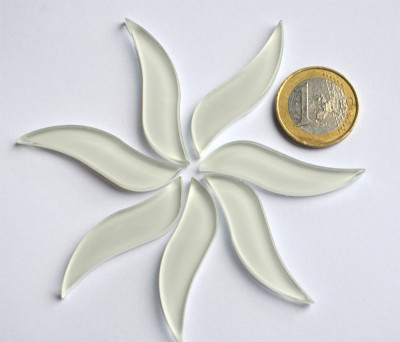 Glas Mosaiksteine wellenförmig ca. 4,5 cm lang, weiß 7 St.- ca. 25g. Glas Mosaiksteine wellenförmig ca. 4,5 cm lang, weiß 7 St.- ca. 25g.