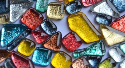 Glas Mosaiksteine unregelm. auffällige Struktur bunt 300g ca210St