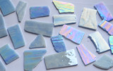 Tiffany Glas unbearbeitet hellblau 1-5cm 200g ca. 30 St. Tiffany Glas unbearbeitet hellblau 1-5cm 200g ca. 30 St.