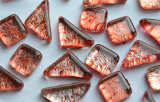 Soft- Glas Mosaiksteine unregelm. Blattstruktur rot 100g ca70St. Soft- Glas Mosaiksteine unregelm. Blattstruktur rot 100g ca70St.