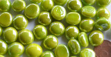 Glasnuggets 10-12mm hellgrün opak irisierend, NICHT transp. 70g ca. 50St.
