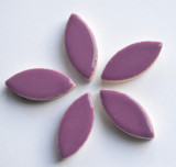 Mosaiksteine Blattform ca. 2,5cm lang Keramik lila 5 St.- ca. 9g